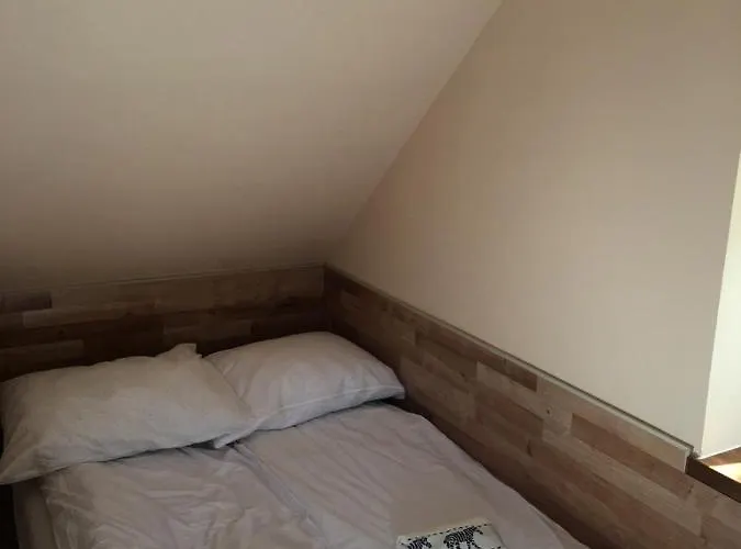 Gloria Nad Jeziorem Zywieckim بيت للعطل *